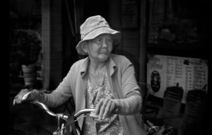 [288] Anciana vietnamita de compras José Carlos Peris Viñé