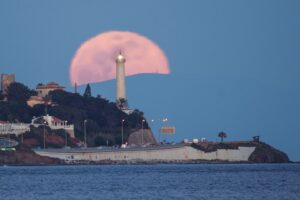 [294] Luna y Faro de Calaburras FRANCISCO ROMAN CALLE