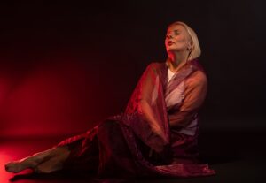 [423] INGRID EN ROJO Virtudes Salcedo Pérez