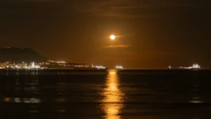 [285] Luna en la Playa Antonio Maria Guerrero Dávila