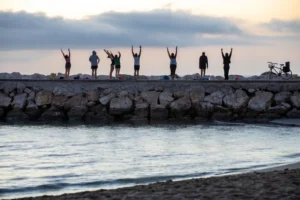 [319] yoga al amanecer Francisco Pinto calzado compressed